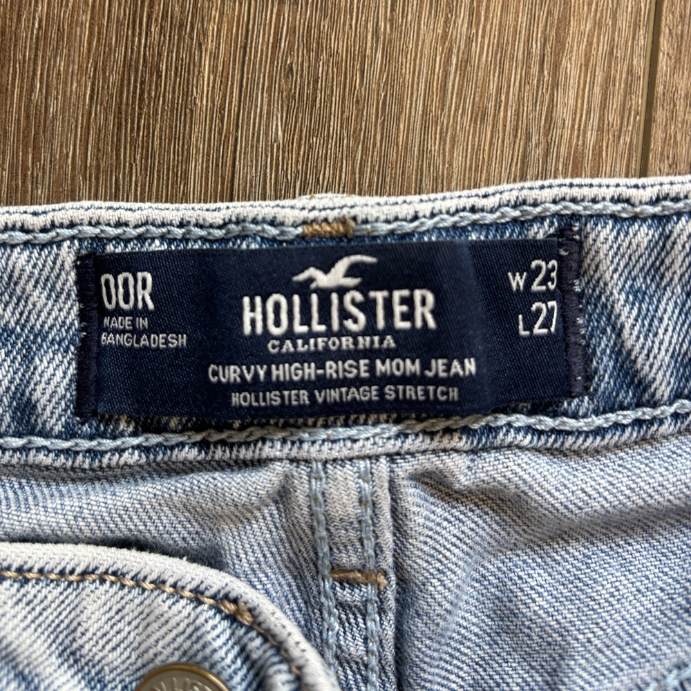Hollister Curvy High-Rise Mom Jeans – W23 L27